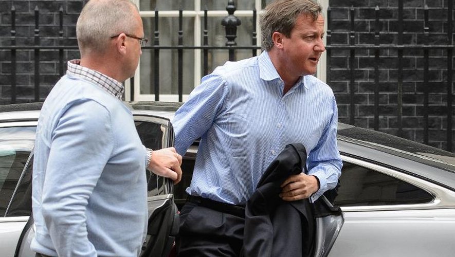 Le Premier ministre britannique David Cameron de retour à son bureau du 10 Downing Street, dans le centre de Londres le 20 août 2014