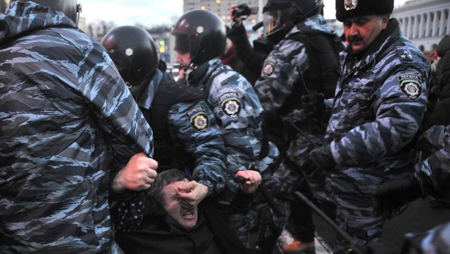 Des policiers interpellent un manifestant à Kiev le 29 npovembre 2013