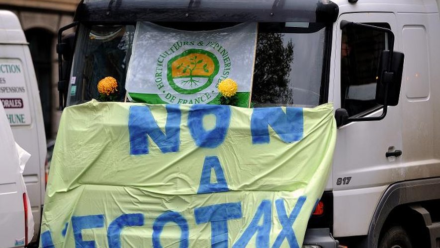 Un camion porte une bannière contre l'écotaxe, lors d'une manifestation à Lille le 22 novembre 2013