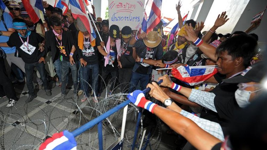 Des opposants au gouvernement thaïlandais manifestent  devant le Département des enquêtes spéciales (DSI) du ministère de la Justice, le 30 novembre 2013 à Bangkok
