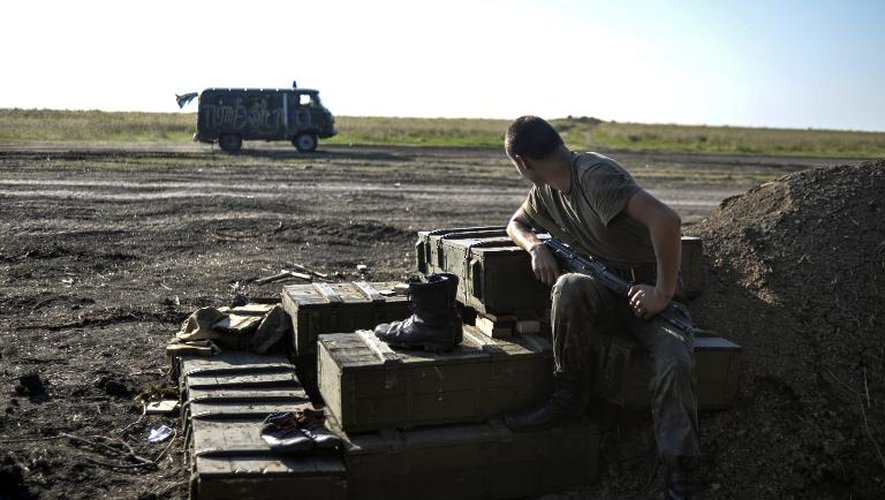 Un soldat ukrainien sur le bord de la route près de Lougansk à l'Est de l'Ukraine le 20 août 2014