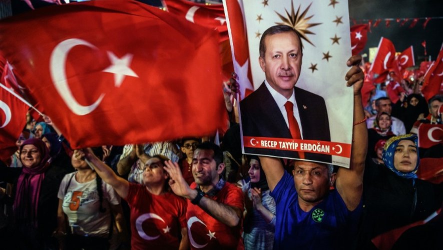 Les partisans d'Erdogan manifestent le 23 juillet 2016 place Taksim à Istanbul