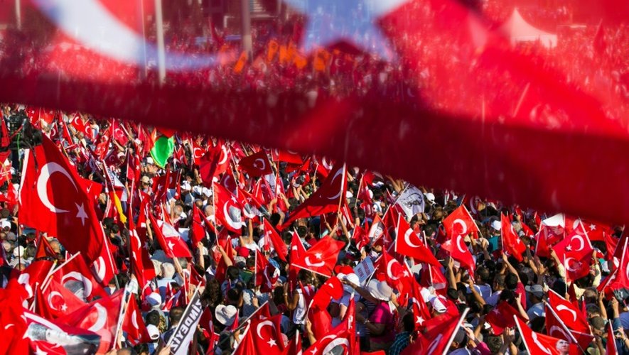 Rassemblement place Taksim à Istanbul, le 24 juillet 2016