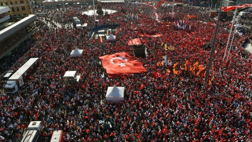 Des milliers de Turcs rassemblés place Taksim à Istanbul, le 24 juillet 2016