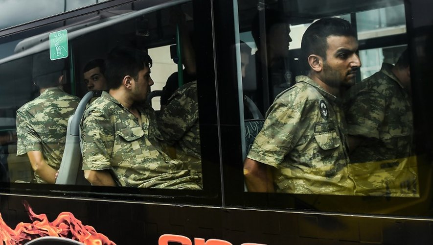 Des soldats turcs soupçonnés d'avoir participé à la tentative de putsch emmenés au tribunal le 20 juillet 2016 à Istanbul