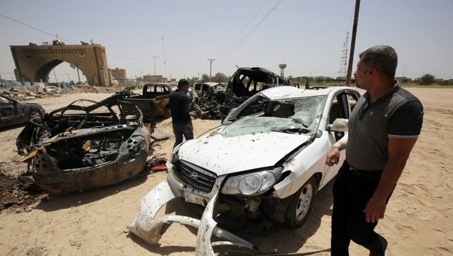 Des véhicules détruits lors d'un attentat suicide le 13 juillet 2016 à Bagdad