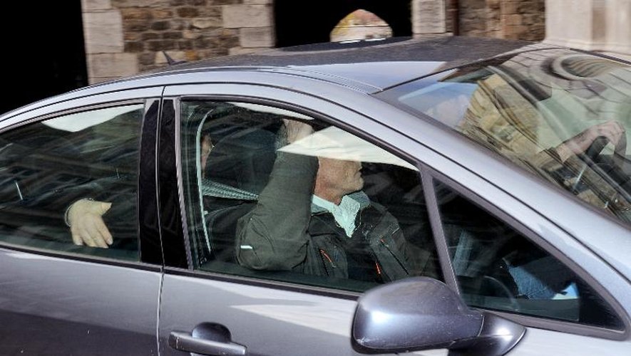 La voiture transportant la mère de la fillette tuée à Berck arrive au tribunal de Boulogne-sur-Mer,le 30 novembre 2013