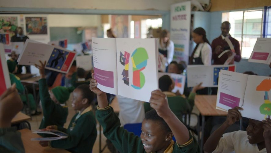 Des élèves lors d'un atelier consacré à Matisse le 20 juin 2016 dans une école défavorisée du township de Soweto