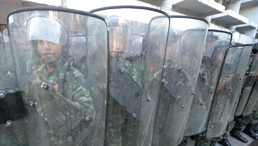 Des policiers devant le siège du gouvernement le 1er décembre 2013 à Bangkok