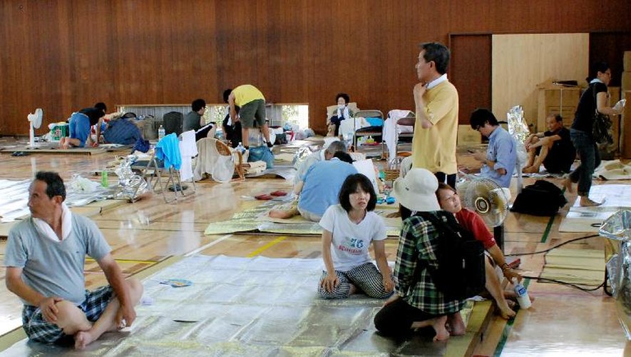 Des habitants d'Hiroshima réfugiés le 21 août 2014, après des coulées de boue la veille