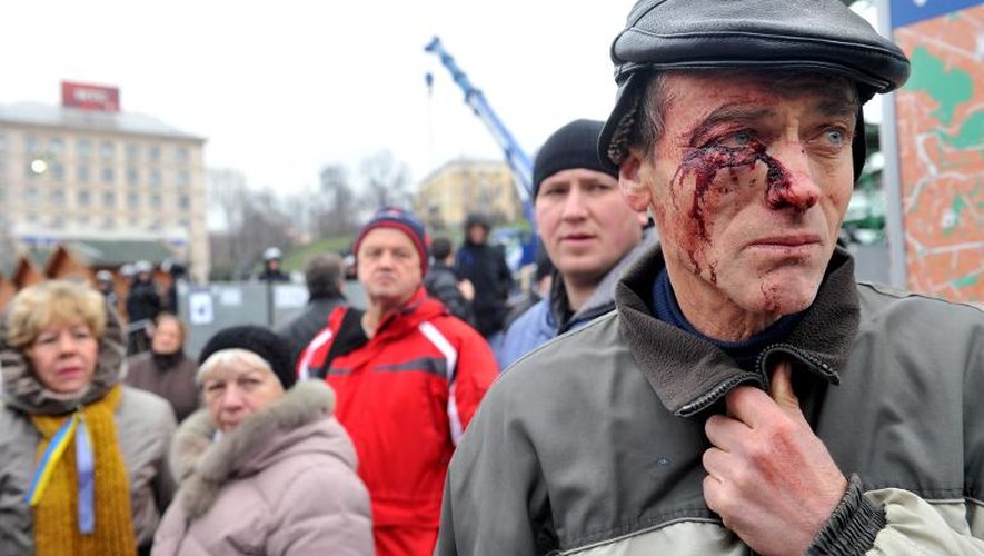 Un manifestant blessé lors des heurts avec la police le 30 novembre 2013 à Kiev