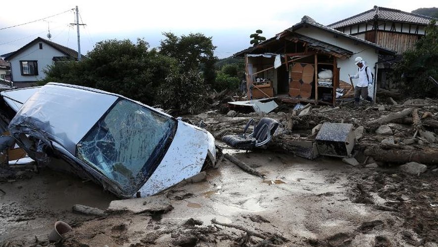 Une voiture emportée par un glissement de terrain le 21 août 2014 à Hiroshima