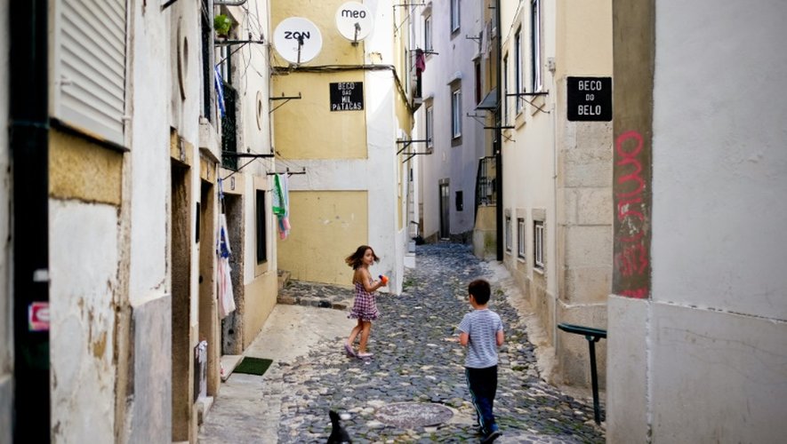 Les ruelles du quartier Alfama à Lisbonne, très prisé par les touristes, le 29 juin 2016