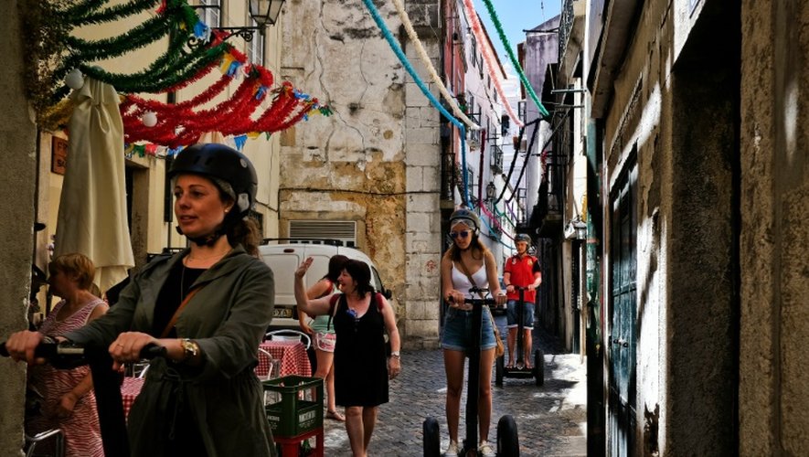 Des touristes circulent avec des Segways dans les ruelles du quartier Alfama de Lisbonne, le 29 juin 2016