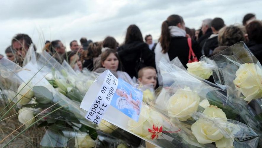 Des fleurs déposées le 30 novembre 2013 sur la plage lors d'une marche blanche en hommage à la fillette tuée par sa mère