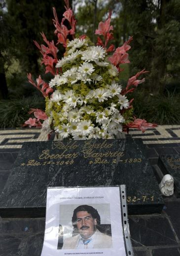 Des fleurs et une photo de Pablo Escobar sur sa tombe le 29 novembre 2013 à Medellin