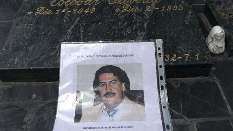 Des fleurs et une photo de Pablo Escobar sur sa tombe le 29 novembre 2013 à Medellin