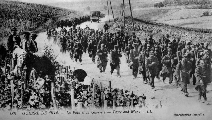Carte postale issue du musée de la Première guerre mondiale à Péronne dans le nord de la France, montrant les Poilus, les soldats français, marchant au front au début de la guerre en 1914