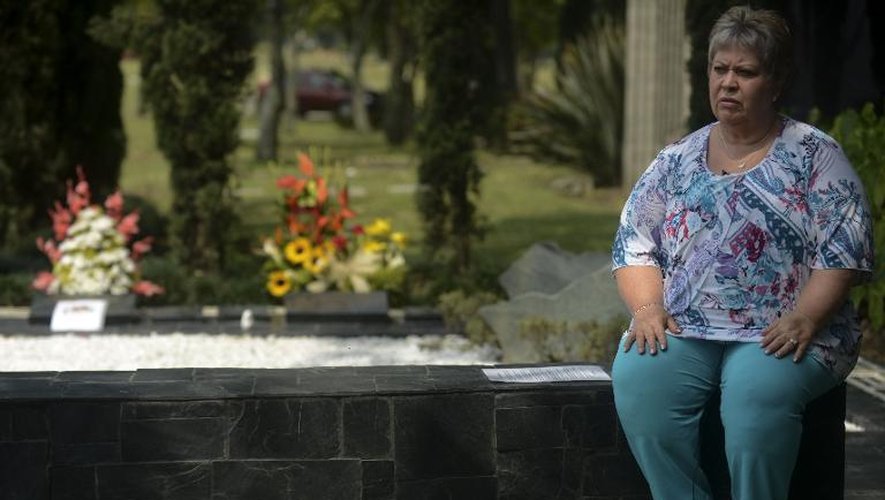 La soeur de Pablo Escobar, Luz Maria Escobar, sur la tombe de son frère le 29 novembre 2013 à Medellin
