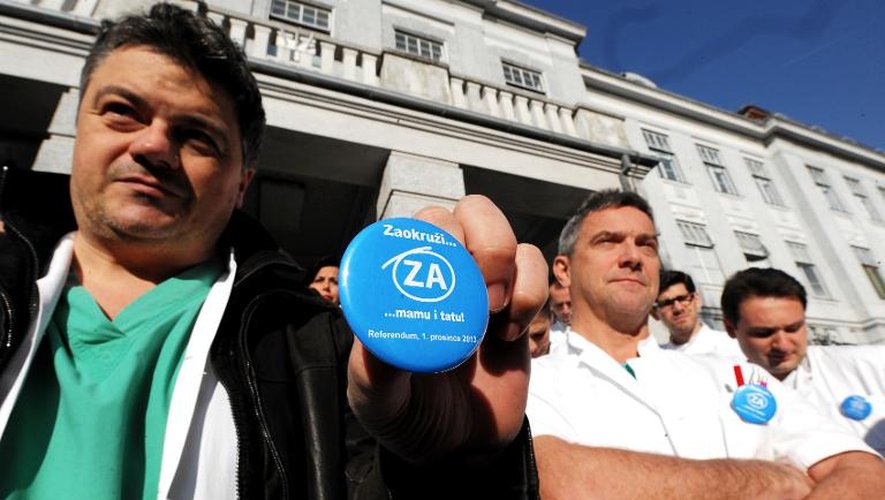 Des médecins manifestent contre le mariage gay devant une maternité à Zagreb le 29 novembre 2013