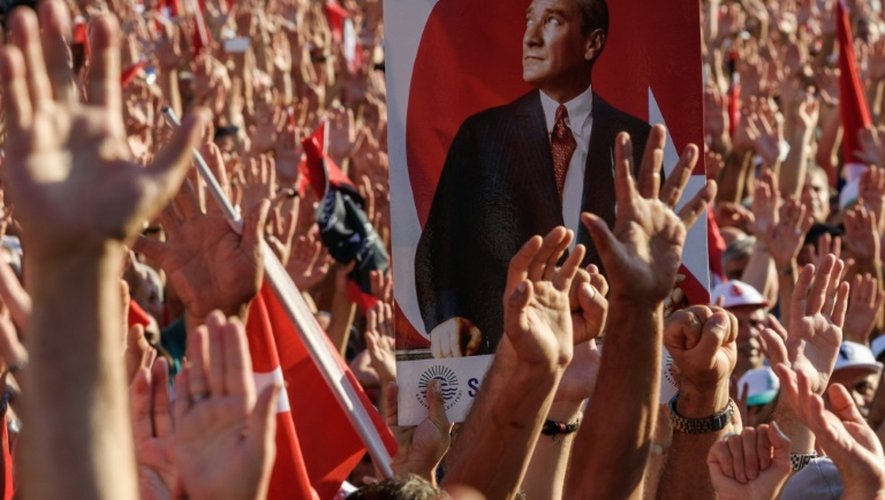 Le portrait de Mustafa Kemal Atatürk, brandi lors de la manifestation de l'opposition le 24 juillet 2016 place Taksim à Istanbul