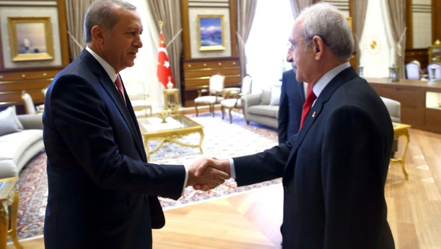 Le président Recep Tayyip Erdogan (à g.) et Kemal Kiliçdaroglu, chef du Parti républicain du peuple (CHP), le 25 juillet 2016 au palais présidentiel à Ankara