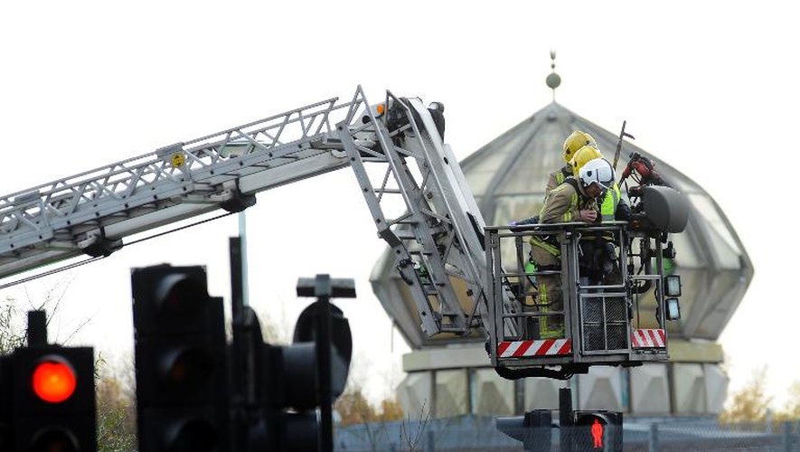 Les services de secours à l'oeuvre le 30 novembre 2013 à Glasgow à l'endroit où un hélicoptère de l'armée s'est écrasé