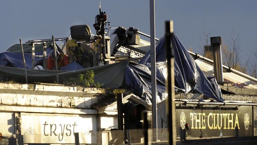 Des services de secours sur le toit de l'établissement où s'est écrasé un hélicoptère, le 30 novembre 2013 à Glasgow