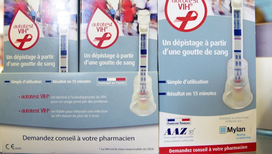 Des autotests VIH présentés à la veille de leur commercialisation par la ministre de la Santé Marisol Touraine dans une pharmacie parisienne, le 14 septembre 2015