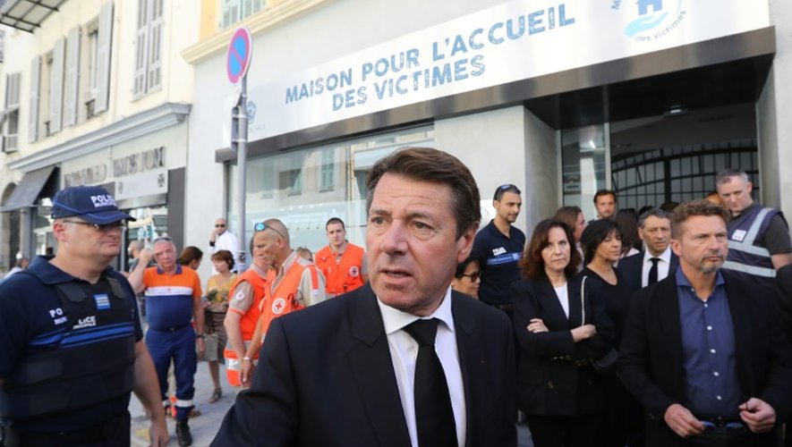 Christian Estrosi, ex-maire LR de Nice, désormais 1er adjoint chargé de la Sécurité de la ville, répond aux journalistes, le 16 juillet 2016 à Nice