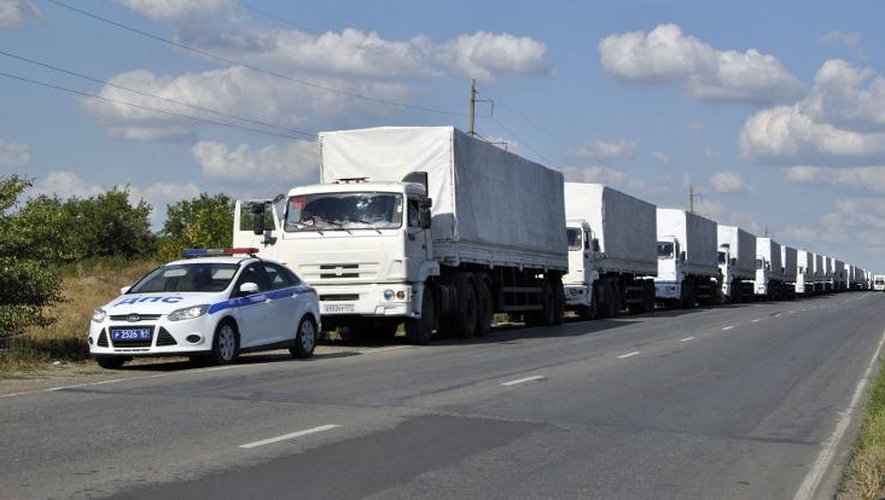 Des camions du convoi humanitaire russe à leur approche de la frontière russo-ukrainienne, dans la région de Rostov, le 21 aout 2014