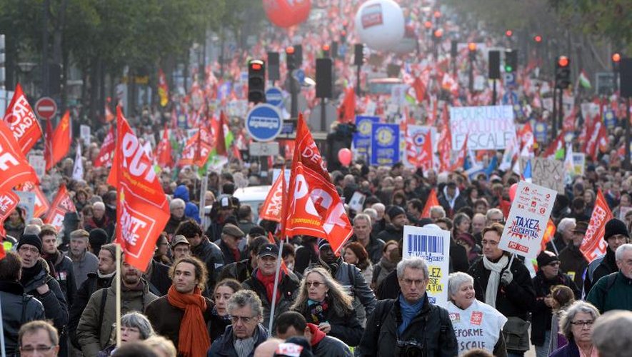 De manifestants participant à une marche pour "une révolution fiscale" organisée par le Front de gauche à Paris, le 1er décembre 2013