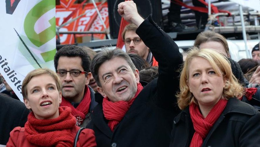 Clémentine Autain (g), responsable d'une composante du Front de gauche, le co-président du Parti de gauche, Jean-Luc Mélenchon et La secrétaire nationale du Parti de Gauche, Danielle Simmonet (d) manifestent à Paris, le 1er décembre 2013