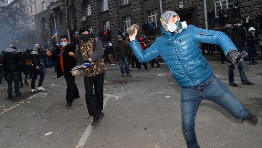 Un manifestant lance un projectile contre les forces de l'ordre, le 1er décembre 2013 à Kiev