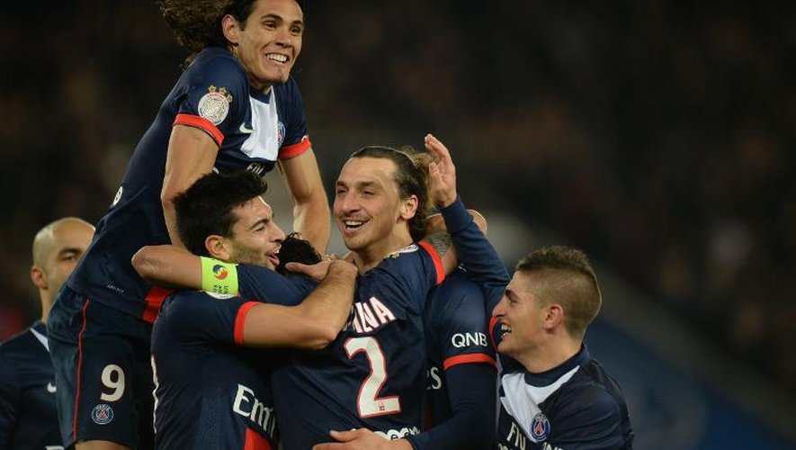Zlatan Ibrahimovic (2e à droite) congratumé par ses coéqupiers du Paris SG après avoir marqué contre Lyon en Ligue 1 le 1er décembre 2013 au Parc des Princes