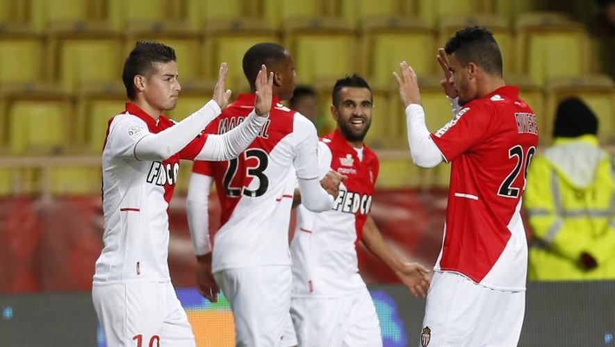 James Rodriguez (d) fête avec ses coéquipiers son but avec Monaco contre Rennes en Ligue 1 le 30 novembre 2013 au Stade Louis II