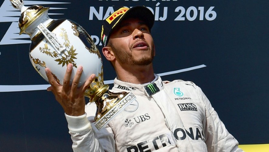 Le Britannique Lewis Hamilton (Mercedes) soulève son trophée après sa victoire au GP de Hongrie sur le Hungaroring à Budapest, le 24 juillet 2016