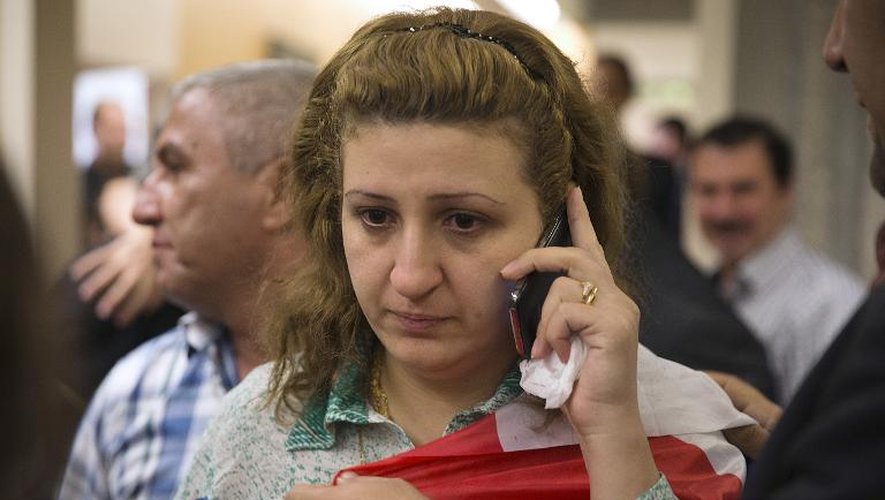 A son arrivée à Paris, une réfugiée irakienne téléphone à un proche, le 21 aout 2014