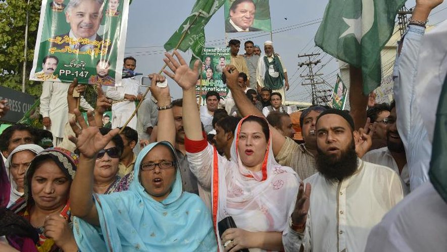 Des partisans du parti de Nawaz Sharif, le Premier ministre pakistanais, manifestent contre la fronde menée par les opposants Imran Khan et Tahir-ul-Qadri, le 22 août 2014 à Lahore