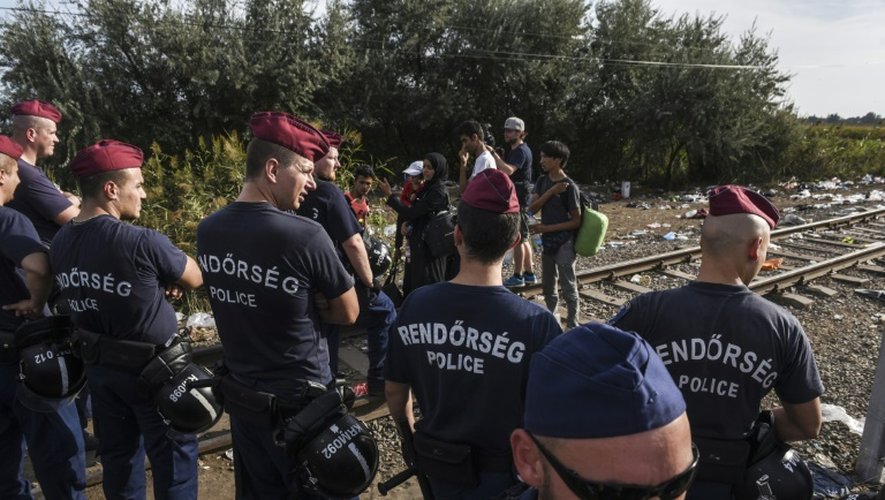 La police hongroise le 14 septembre 2015 près d'Horgos à la frontière de la Serbie et de la Hongrie