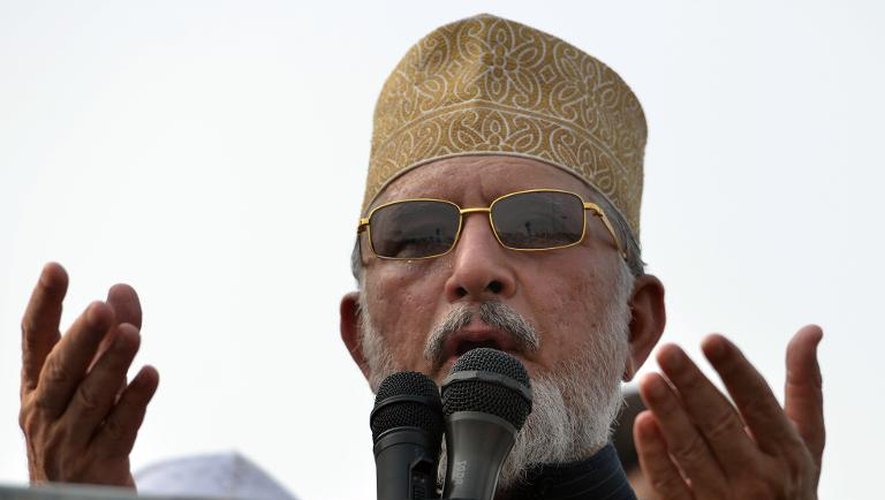Le chef religieux Tahir-ul-Qadri prie sur le lieux du rassemblement antigouvernementale devant le parlement pakistanais, le 22 août 2014 à Islamabad