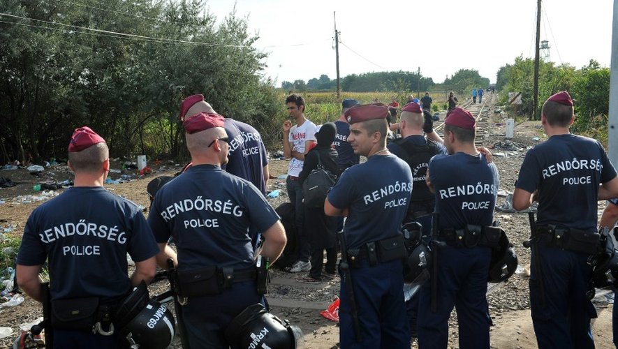 Des policiers hongrois font barrage à l'arrivée de migrants venus de Serbie près du village serbe de Horgos, le 14 septembre 2015