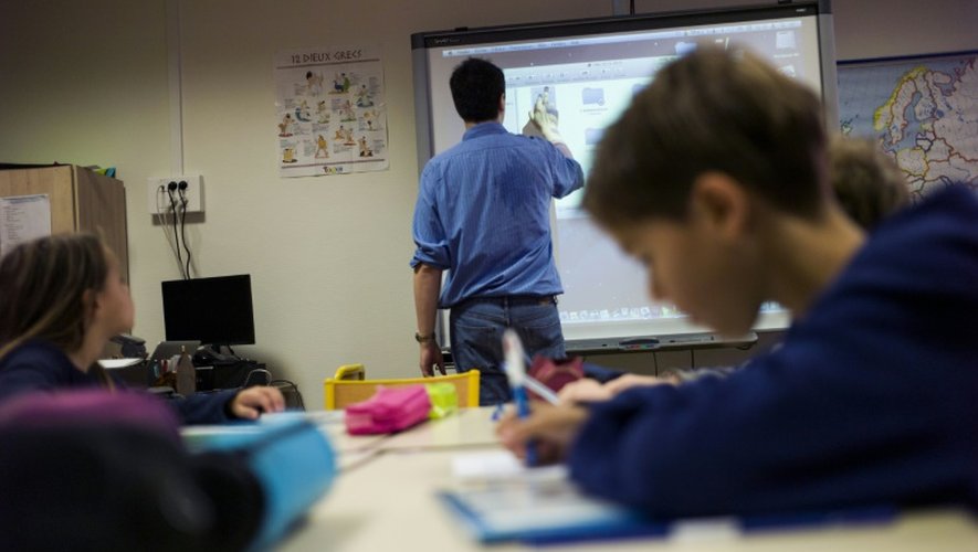 Un professeur utilise un tableau blanc tactile dans une école élémentaire parisienne, le 9 septembre 2014