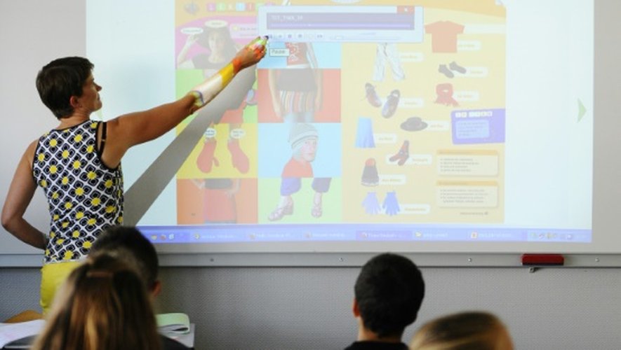 Un professeur utilise un tableau interactif au collège Jean-Mermoz de Yutz, en Moselle, le 5 septembre 2013