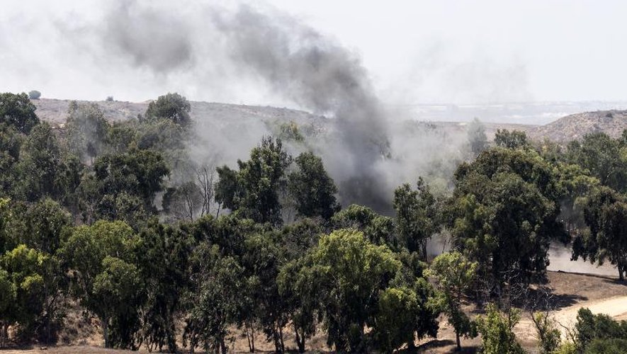 De la fumée s'élève après qu'un obus de mortier tiré par les Palestiniens a frappé le territoire israélien, à la frontière avec Gaza, le 22 août 2014