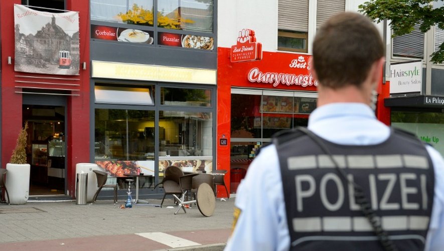 Un policier sur les lieux d'une attaque mortelle à la machette, le 24 juillet 2016 à  Reutlingen (Allemagne)