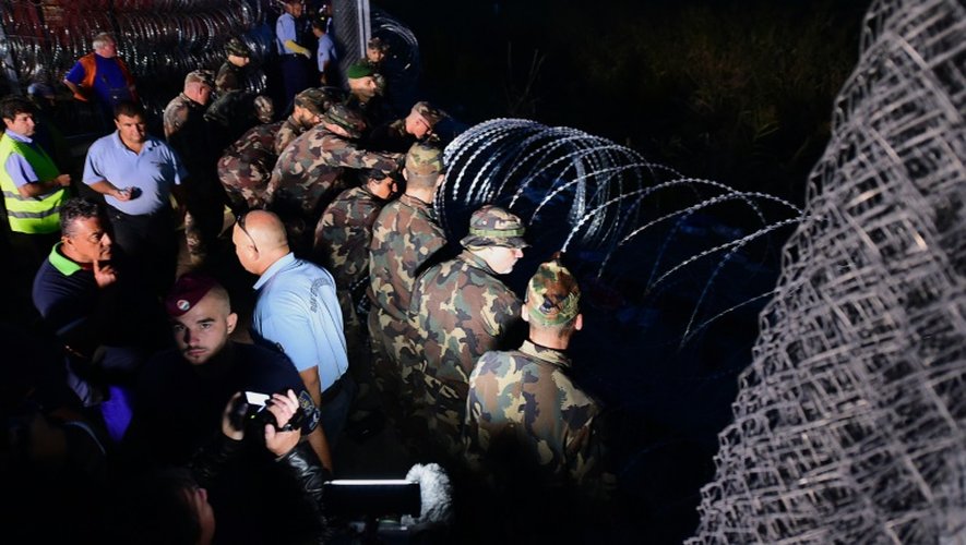 L'armée hongroise termine la mise en place de la clôture le 14 septembre 2015 à la frontière avec la Serbie