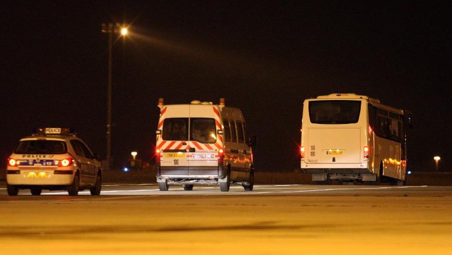 Un convoi policier transportant des migrants vers l'aéroport Charles-de-Gaulle, pour être expulsés de France le 15 décembre 2009