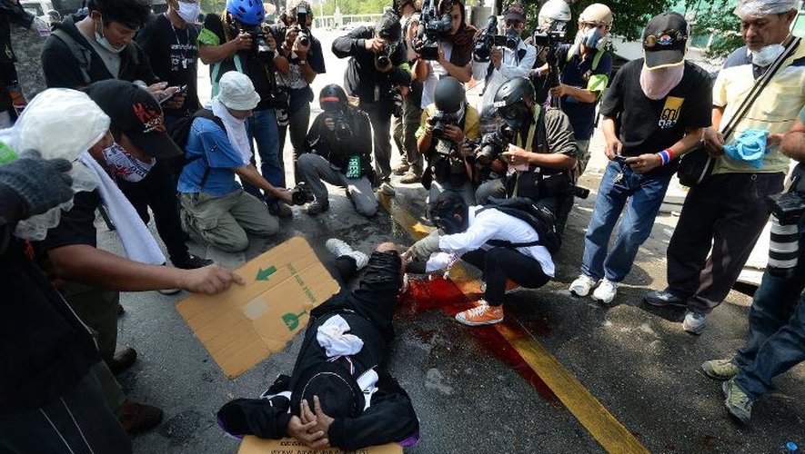 Un homme blessé lors d'affrontements entre forces de l'ordre et manifestants le 2 décembre 2013 à Bangkok