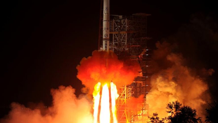 Le lanceur Longue Marche décolle de la base de lancement de Xichang (sud-ouest de la Chine), embarquant vers la lune un véhicule d'exploration téléguidé, le "Lapin de jade", le 2 décembre 2013